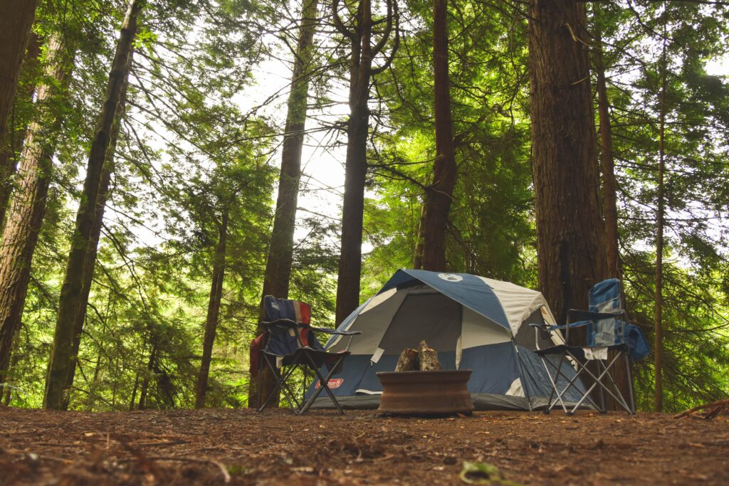 Zelt mit 2 Campingsessel und Feuerstelle im Wald